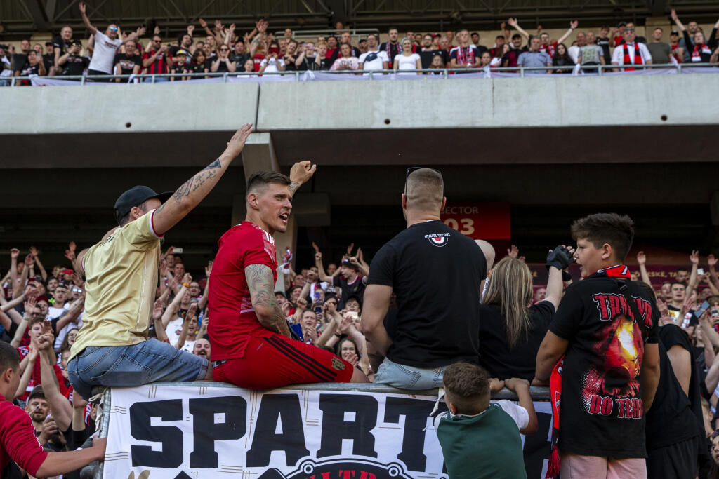 Škrtel sa po zápase rozlúčil aj s fanúšikmi a poriadne to s nimi roztočil.