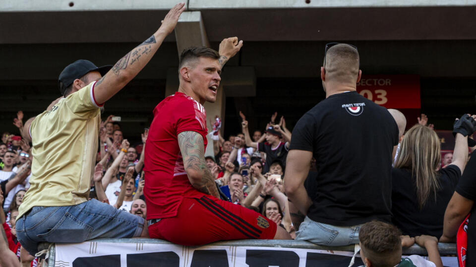 Spartakovcov motivuje k oduševnenému výkonu náš bývalý legendárny stopér Martin Škrtel.