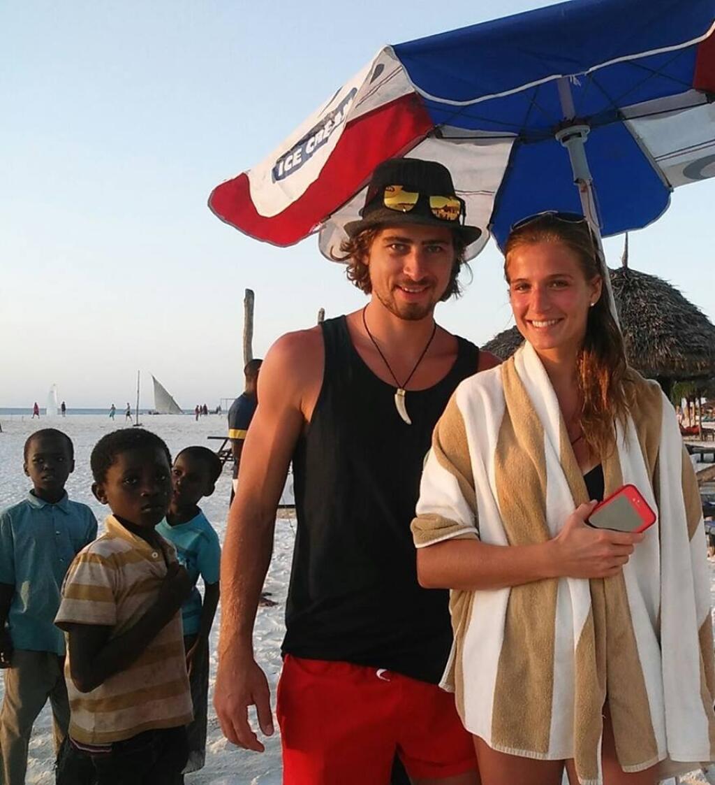 Svadobná cesta? Peter Sagan s manželkou Katkou sa vydali na Zanzibar, kde sa ich fotkami nakoniec pochválil jeden z hotelov.