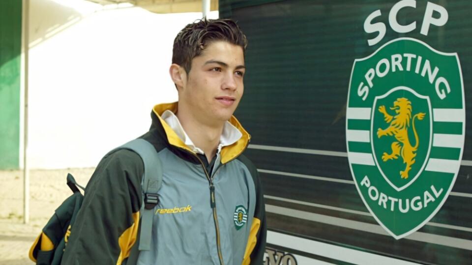 Cristiano Ronaldo ešte ako hráč lisabonského Sportingu. Už od debutu vynikal, skvelými výkonmi zaujal Sira Alexa Fergusona a smeroval do Manchestru United. Zbytok už netreba opisovať...