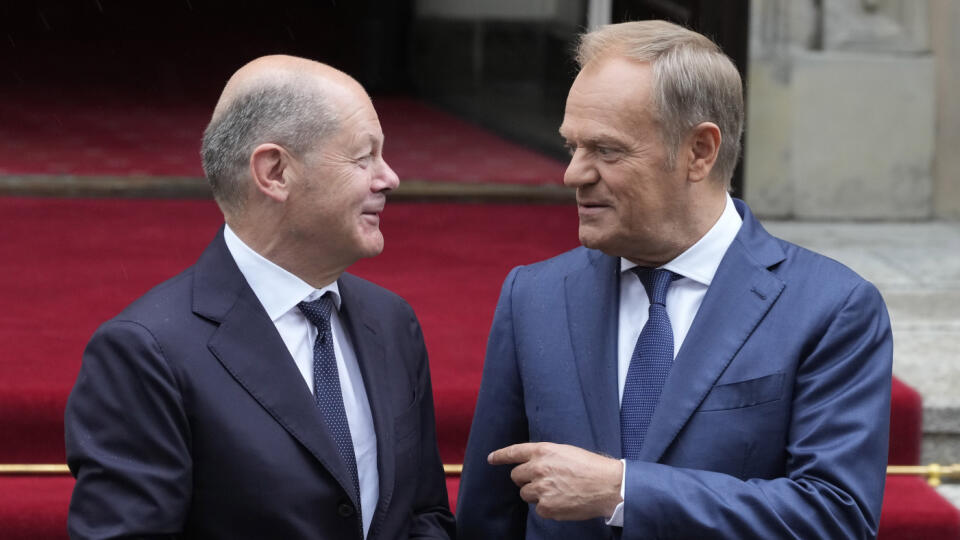 AZ11 Varšava - Nemecký kancelár Olaf Scholz (vľavo) a poľský premiér Donald Tusk (vpravo) počas prehliadky čestnej stráže pred rokovaním oboch vlád 2. júla 2024 vo Varšave. FOTO TASR/AP
German Chancellor Olaf Scholz, left, and Polish Prime Minister Donald Tusk review the guard of honor before German-Polish inter-governmental consultations in front of Prime Minister Chancellery in Warsaw, Poland, Tuesday, July 2, 2024. (AP Photo/Czarek Sokolowski)