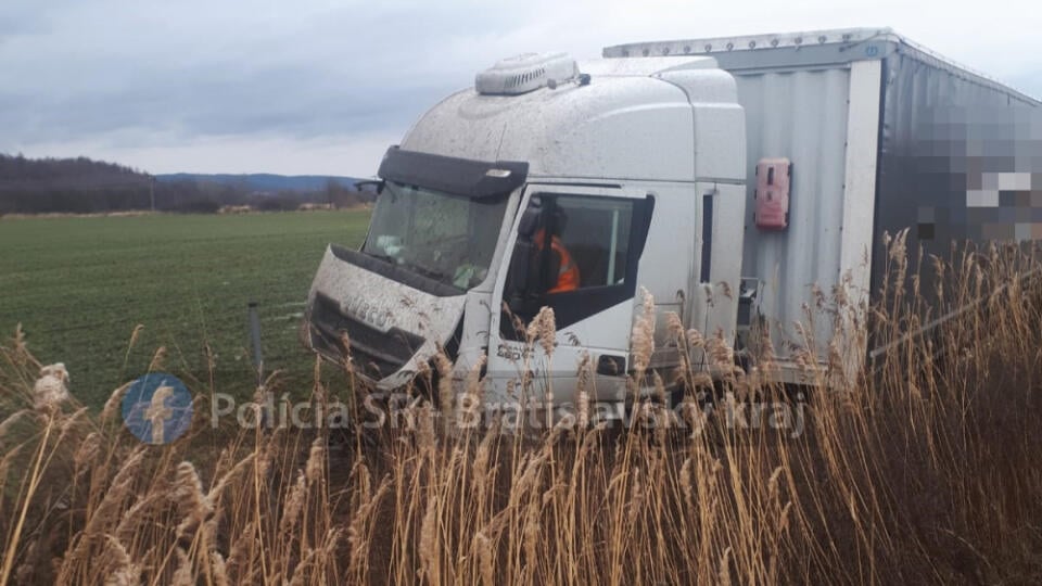 Na diaľnici D2 zišiel kamión mimo vozovky, večer ho budú odstraňovať