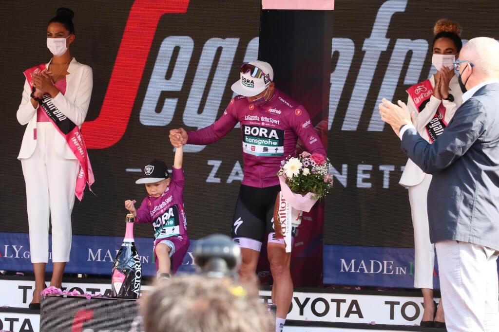 Peter Sagan oslavoval zisk cyklámenového dresu so svojím synčekom Marlonom, s ktorým sa dokonale zladil - obaja mali na sebe dres v rovnakých farbách.