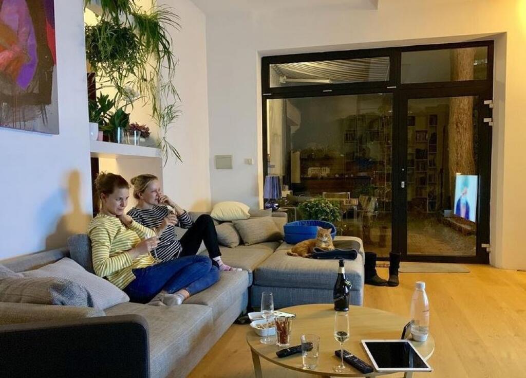 Presklená obývačka Michaely Čobejovej sa otvára priamo na terasu.