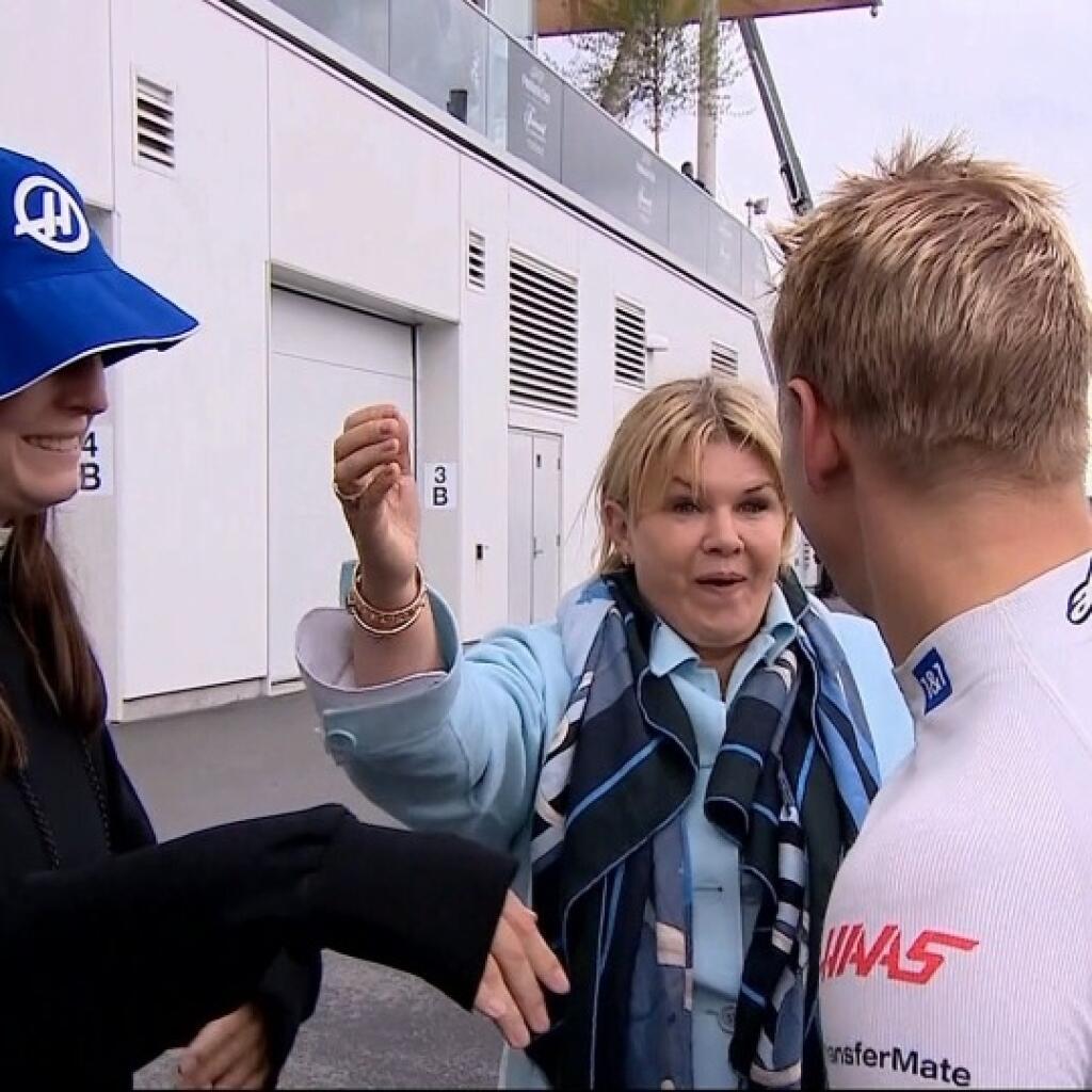 Corinna podporuje svojho syna Micka, ktorý je v tejto sezóne kvôli nevydareným výsledkom pod tlakom. Keď sa dá, nechýba na jeho pretekoch.