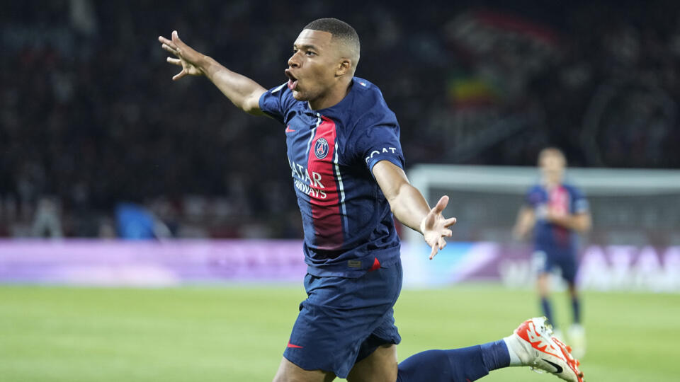WA 12 Paríž - Futbalista Paríža Saint-Germain Kylian Mbappe sa teší po strelení gólu v zápase 3. kola francúzskej League 1 Paríž Saint-Germain - RC Lens
v Paríži v sobotu 27. augusta 2023. FOTO TASR/AP
PSG's Kylian Mbappe celebrates his team's second side goal during the French League One soccer match between Paris Saint-Germain and Lens at the Parc des Princes stadium in Paris, Saturday, Aug. 26, 2023. (AP Photo/Michel Euler)