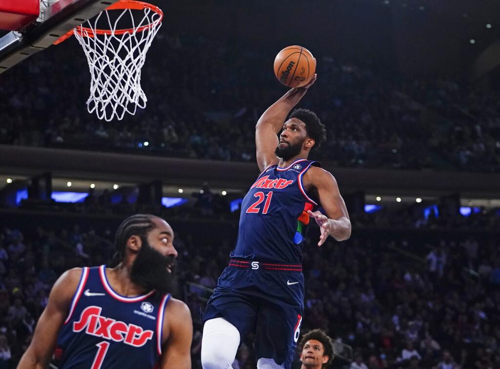 PK 2 New York - Na snímke basketbalisti Philadelphie 76ers sprava Joel Embiid a James Harden počas zápasu zámorskej basketbalovej NBA New York Knicks - Philadelphia 76ers v New Yorku v nedeľu 27. februára 2022. FOTO TASR/AP
New York Knicks' Cam Reddish (21) dunks the ball in front of New York Knicks' Evan Fournier (13) after a pass from James Harden (1) during the first half of an NBA basketball game Sunday, Feb. 27, 2022, in New York. (AP Photo/Frank Franklin II)