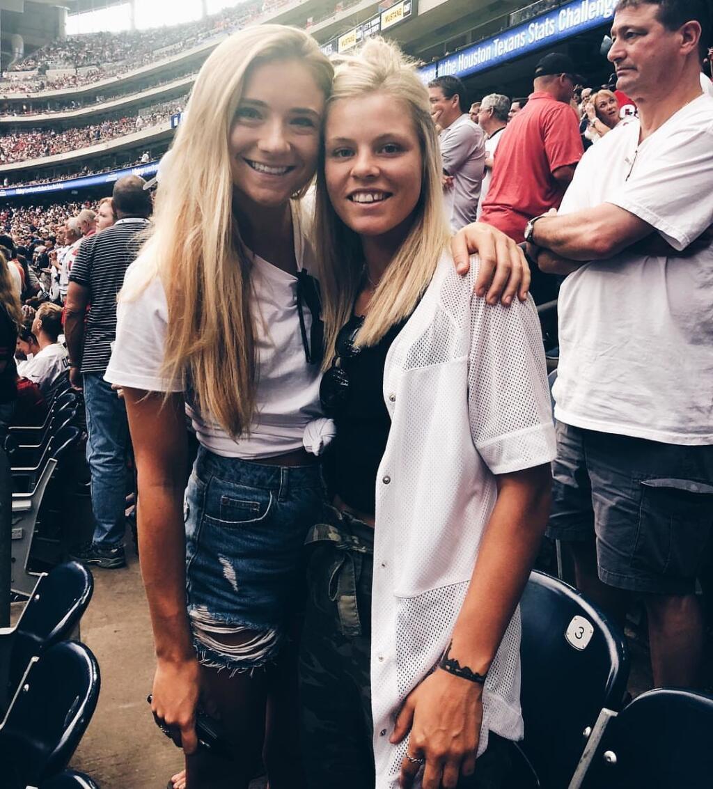 Ďalší futbalový párik. Kristie Mewisová (28) pochádza z USA, ale ani to jej nebránilo zaľúbiť sa do anglickej súperky Rachel Dalyovej (27). Napriek tomu sa obe veľmi podporujú. Randia spolu už viac ako dva roky. Dalyová je hráčkou amerického Houstonu, takže ku svojej milej to nemá ďaleko.