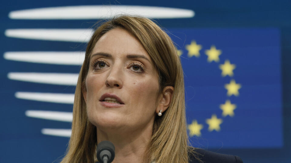 Na archívnej snímke zo 14. decembra 2023 predsedníčka Európskeho parlamentu (EP) Roberta Metsolová informuje počas tlačovej konferencie v Bruseli.