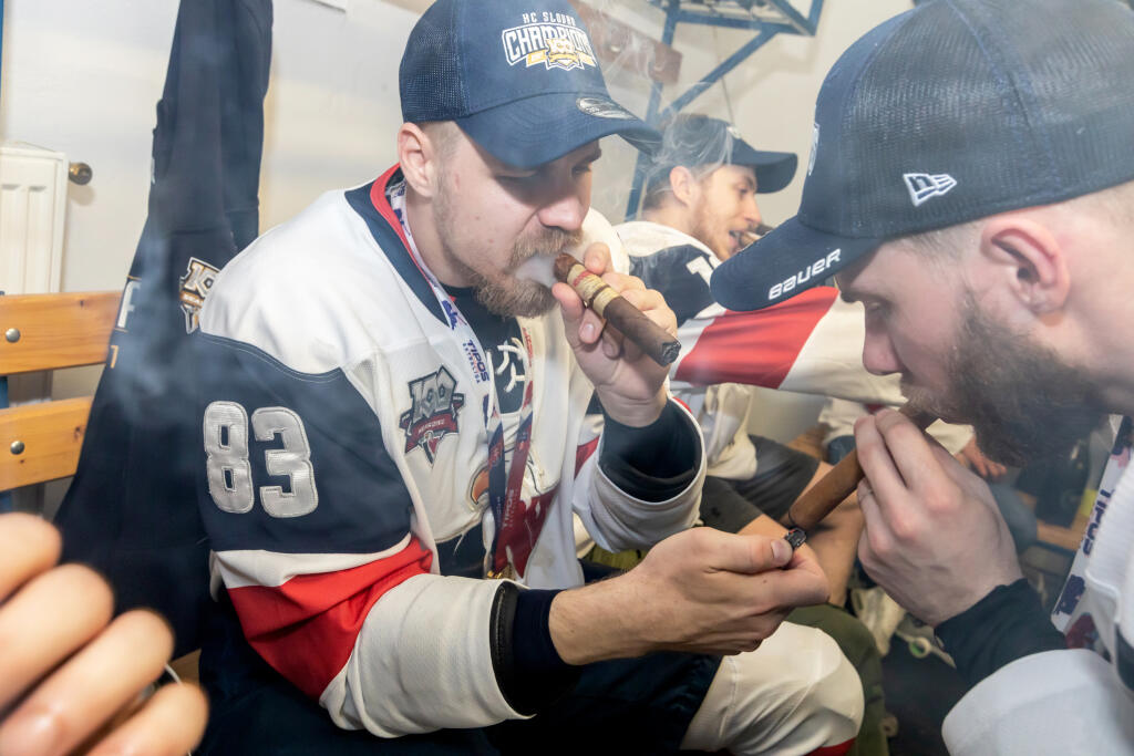 Hokejisti HC Slovan Bratislava zvíťazili v šiestom zápase finále Kaufland play off Tipos extraligy 2021/2022 a získali titul majstra SR. Šiesty zápas vyhrali s HK Nitra 5:2 a celú sériu 4:2 na zápasy. Na snímke sú oslavy titulu v šatni.