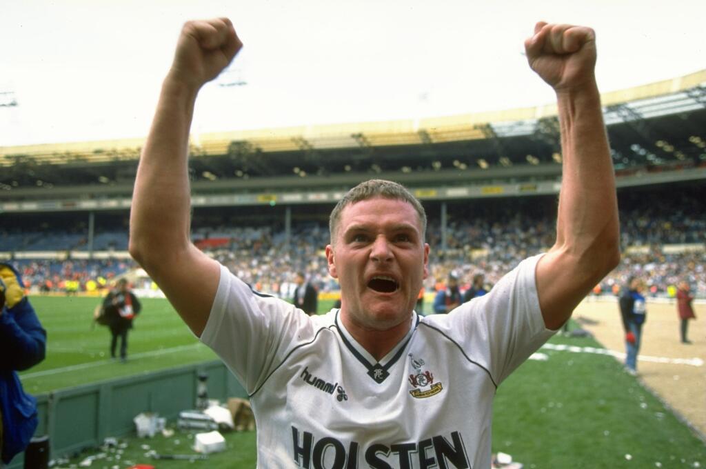 Paul Gascoigne bol svojho času jeden z najúspešnejších futbalistov. Angličan hral za kluby ako Tottenham Hotspur a Newcastle United. Zaplietol sa však do drog a alkoholu, ktoré ovplyvnili jeho zdavie a bohatstvo. Momentálne dlží okolo 32-tisíc libier.