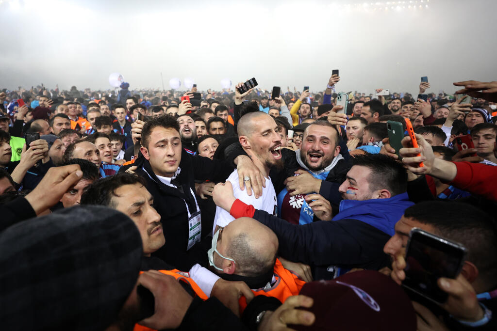Marek Hamšík sa pri oslave titulu len ťažko predieral davom.