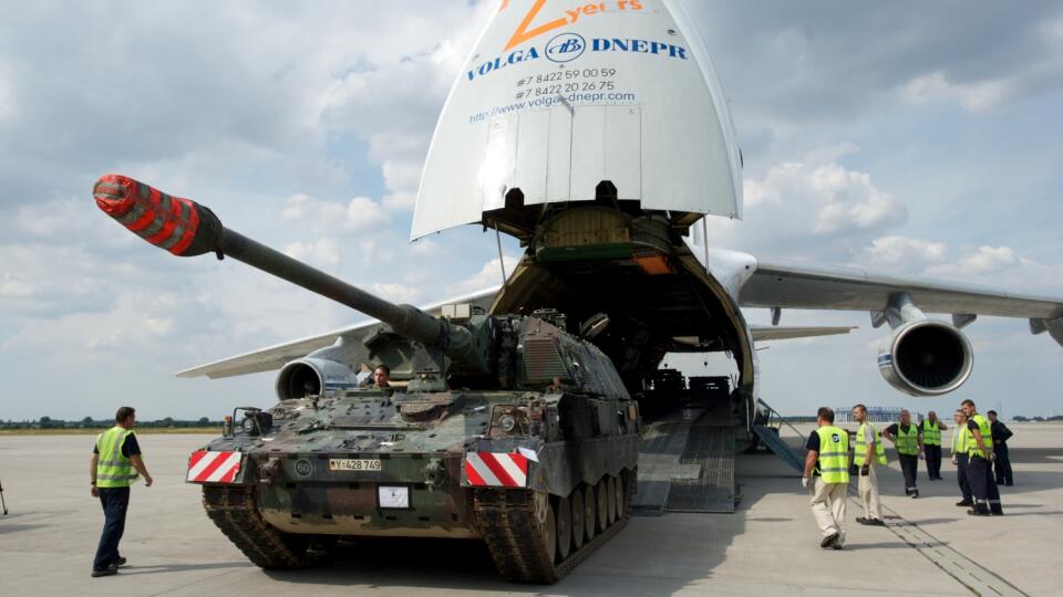 WA 17 archív Schkeuditz - Na archívnej snímke z 15. augusta 2013 samohybná húfnica typu Panzerhaubitze 2000 (PzH 2000) vychádza z transportného lietadla Antonov AH-124-100. Nemecko dodá Ukrajine sedem samohybných húfnic typu Panzerhaubitze 2000 (PzH 2000). V piatok 6. mája 2022 to v Sliači potvrdila nemecká ministerka obrany Christine Lambrechtová pred rokovaním so slovenským rezortným partnerom Jaroslavom Naďom. FOTO TASR/DPA
ARCHIV - 15.08.2013, Sachsen, Schkeuditz: Eine Panzerhaubitze 200