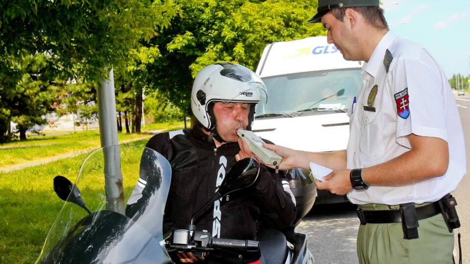 Na snimke prislusnici Policajneho zboru Slovnskej republiky vykonavaju dychove skusky na alkohol u vodicov motorovych vozidiel v ramci akcie nazvanej Den Zodpovednosti.