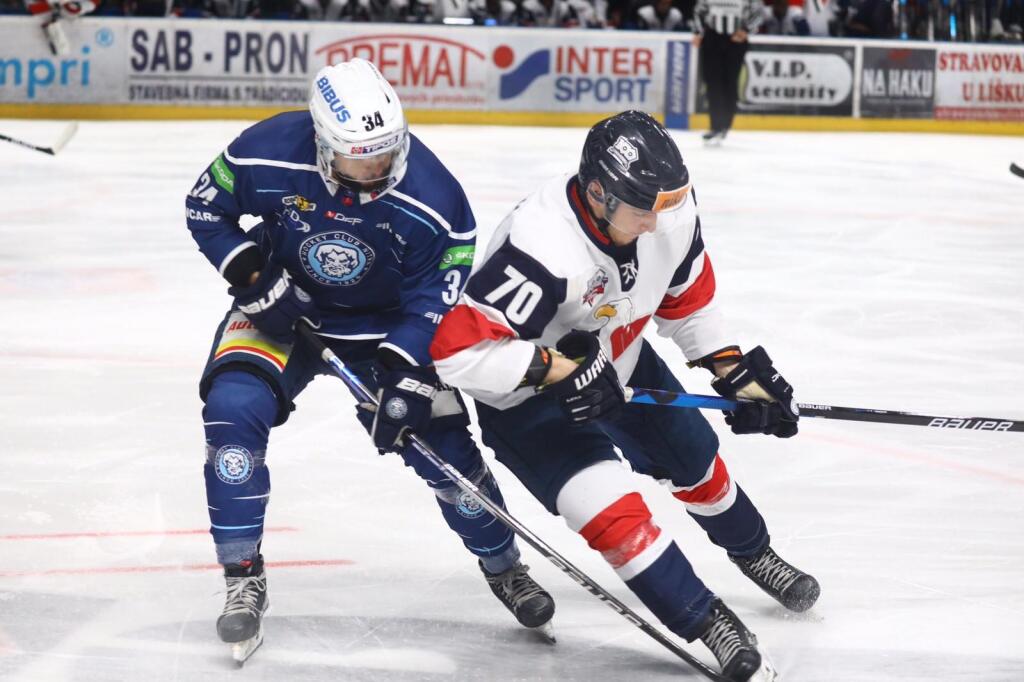 Finálový play off zápas extraligy medzi HK Nitra a HC Slovan Bratislava. (Sprava) Adam Lukošik, útočník ,,belasých