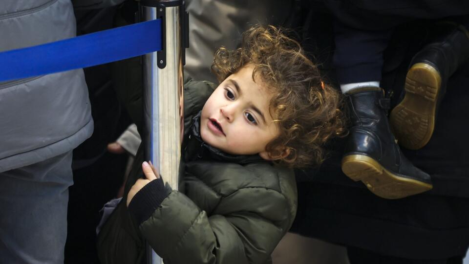 WA 35 Minsk - Dieťa a ďalší irackí migranti čakajú v rade na registráciu na prvý evakuačný let do Iraku na medzinárodnom letisku na predmestí bieloruskej metropoly Minsk vo štvrtok 18. novembra 2021. Lietadlo irackej leteckej spoločnosti Iraqi Airways odletelo vo štvrtok ráno z Bagdadu do Minska, aby z Bieloruska evakuovalo irackých migrantov, ktorí sa nachádzajú na poľsko-bieloruských hraniciach. FOTO TASR/AP
A child and other migrants from Iraq lineup to be registered on a special flight to
