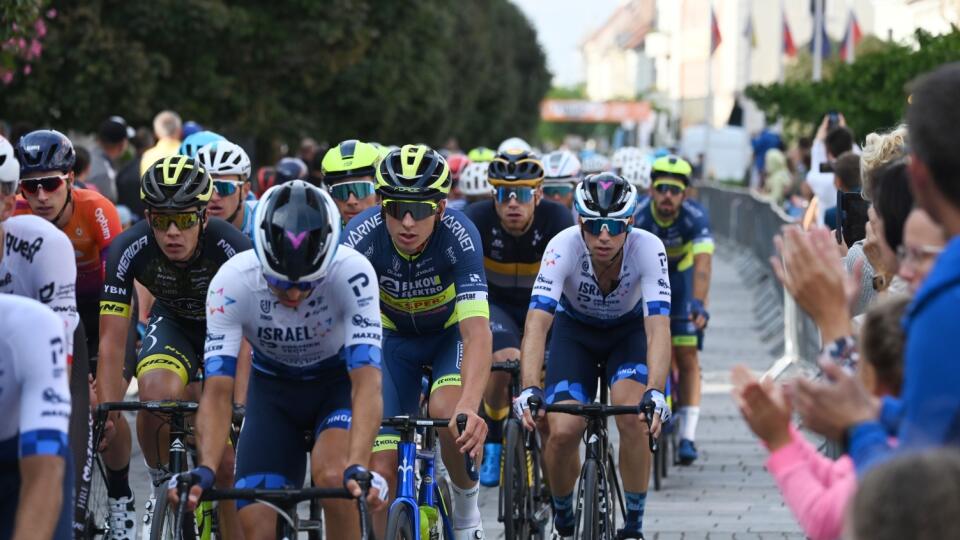 Na snímke pelotón pri prejazde Trnavou počas 1. etapy cyklistických pretekov Okolo Slovenska, ktorá merala 142,3 km a viedla zo Šamorína do Trnavy v stredu 14. septembra 2022. FOTO TASR - Lukáš Grinaj