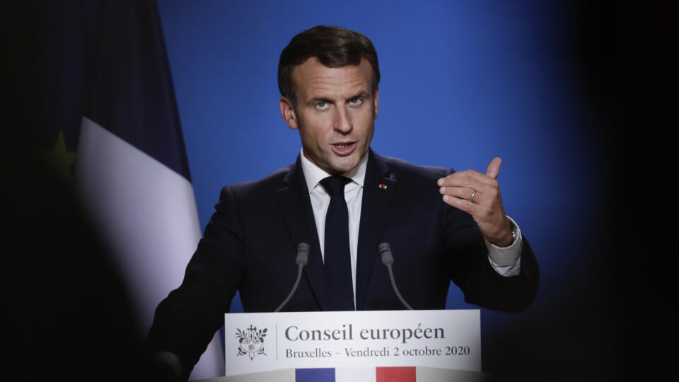 EBE 4 Brusel - Na snímke francúzsky prezident Emmanuel Macron informuje médiá po summite EÚ v bruseli 2. októbra 2020. Macron v piatok žiadal, aby Turecko vysvetlilo údajný príchod džihádistických bojovníkov do Azerbajdžanu.