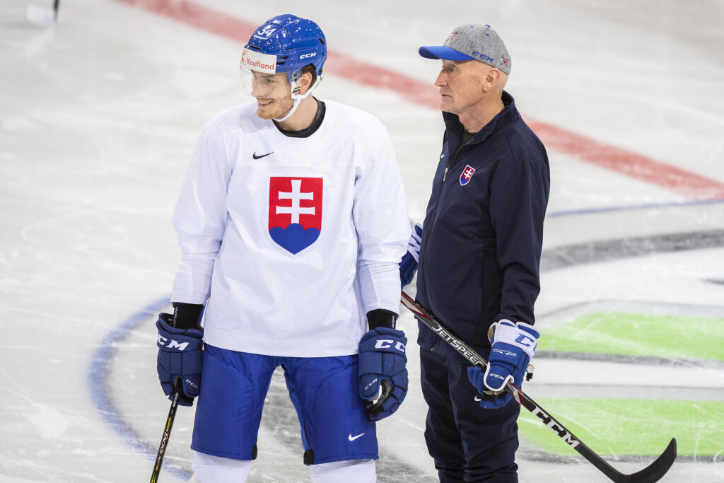 Na snímke zľava útočník Peter Cehlárik a hlavný tréner Craig Ramsay počas tréningu pred úvodným piatkovým zápasom proti Bielorusku v hale Olympijského športového centra, v ktorej sa budú hrať 84. majstrovstvách sveta v ľadovom hokeji v lotyšskej Rige vo štvrtok 20. mája 2021.