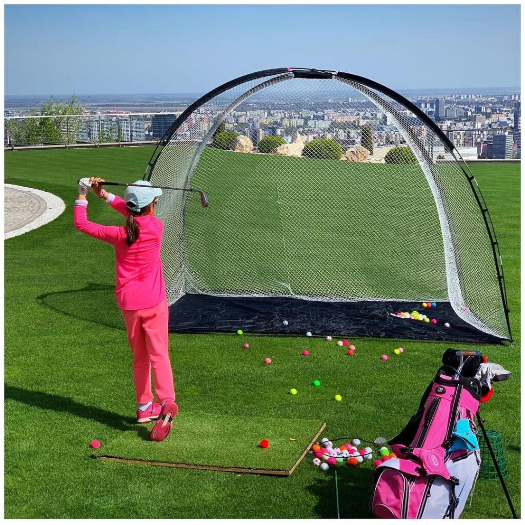 Venovať sa golfu na úrovni zaberie dosť času, keďže pravidelné tréningy sú toho neodmysliteľnou súčasťou. „Ešte donedávna trénovala Ella šesťkrát týždenne, no v posledných mesiacoch sme jeden tréning vypustili. Za uplynulý polrok totiž vyrástla o päť centimetrov, čo je dosť, a tak sme to nechceli prepáliť,“ vysvetlil Dominik Hrbatý.