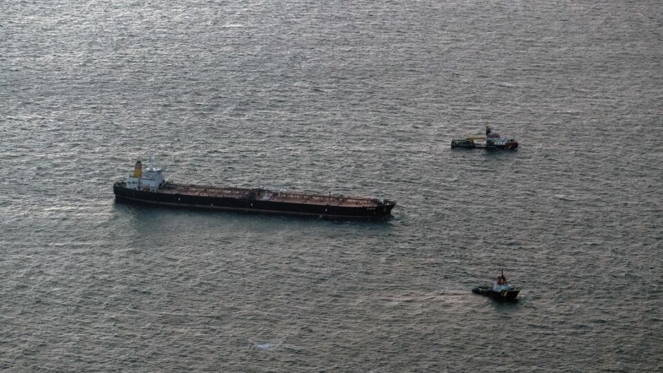 KK29 - Na snímke ropný tanker Eventin pri pobreží nemeckého ostrova Rujana 10. januára 2025. V Baltskom mori severne od nemeckého ostrova Rujana sa v piatok podarilo dostať pod kontrolu neovládateľný ropný tanker Eventin. Plavidlo dlhé 274 metrov a široké 48 metrov podľa dostupných informácií preváža asi 99.000 ton ropy. FOTO TASR/AP
The oil tanker