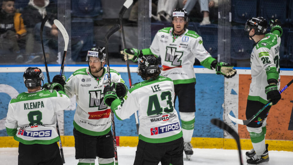 Na snímke gólová radosť hráčov Nových Zámkov v zápase 44. kola Tipos extraligy v hokeji HC Slovan Bratislava - HC Mikron Nové Zámky v Bratislave 5. marca 2023. FOTO TASR - Jaroslav Novák