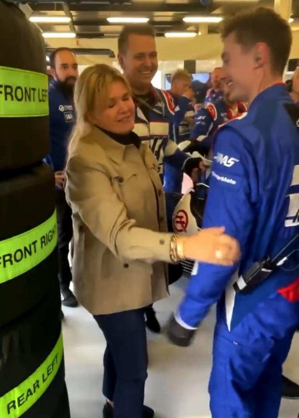 Corinna nechýbala na VC Veľkej Británie, kde jej syn Mick získal prvé body v F1. Keď sa objavila v zákulisí tímu Haas, bola stredobodom pozornosti a zrejme sa nenašiel človek, ktorý sa s ňou nechcel zvítať a objať.