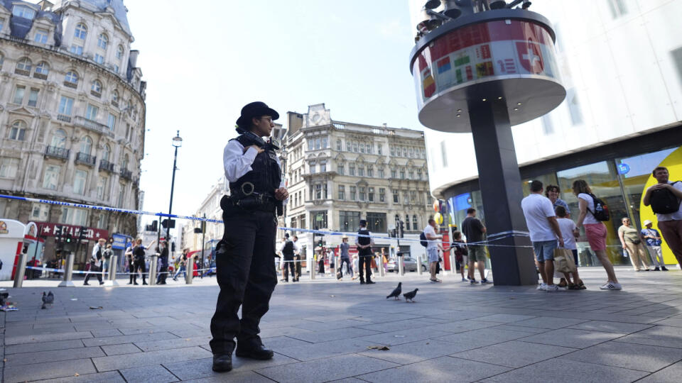 WA 12 Londýn - Policajtka stojí v centre Londýna, kde muž pobodal 11-ročné dievča a 34-ročnú ženu v pondelok 12. augusta 2024. Polícia vyhlásila, že obe obete previezli do nemocnice. Incident sa odohral na turistami obľúbenom námestí Leicester Square. FOTO TASR/AP
A Police officer stands at the scene in Leicester Square, as a man was arrested with the accusation of stabbing an 11-year-old girl and 34-year-old woman, in London, Monday Aug. 12, 2024. (James Manning/PA via AP)