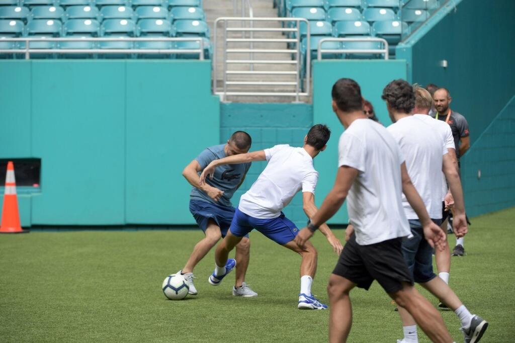 Srbský tenista Djokovič si zahral futbal so svojím trénerom Mariánom Vajdom.
