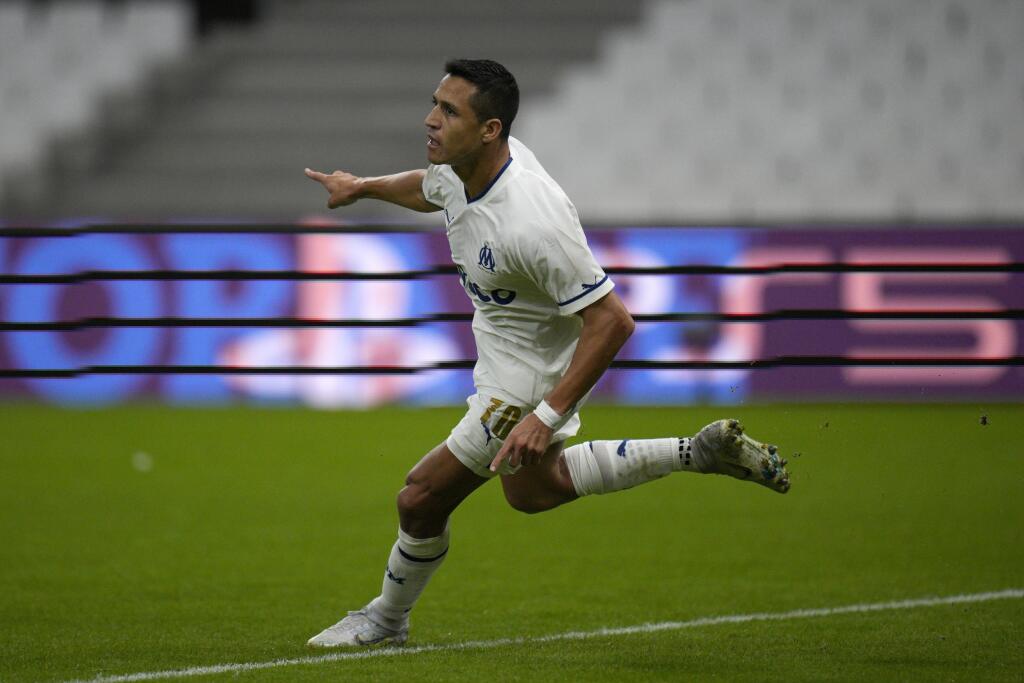 EBE 32 Marseille - Na snímke čílsky útočník Marseille Alexis Sánchez oslavuje svoj gól v zápase D-skupiny 3. kola skupinovej fázy Ligy majstrov vo futbale Olympique Marseille - Sporting Lisabon v Marseille 4. októbra 2022. FOTO TASR/AP
Marseille's Alexis Sanchez celebrates after scoring his side's first goal during the Champions League group D soccer match between Marseille and Sporting at the Velodrome stadium in Marseille, southern France, Tuesday, Oct. 4, 2022. (AP Photo/Daniel Cole)