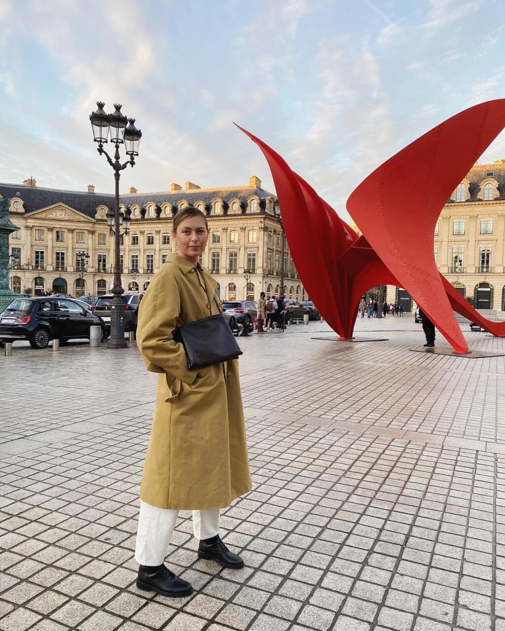 Pred najslávnejším múzeom na svete, Louvre v Paríži.