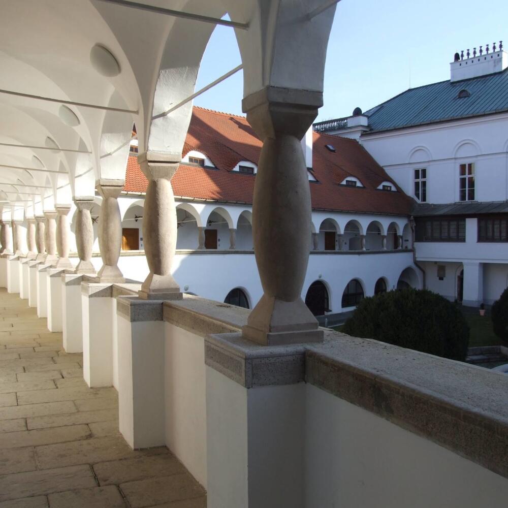 Pôvabný kaštieľ či zámok v Topoľčiankach povýšil na letné prezidentské sídlo Tomáš Garrigue Masaryk.