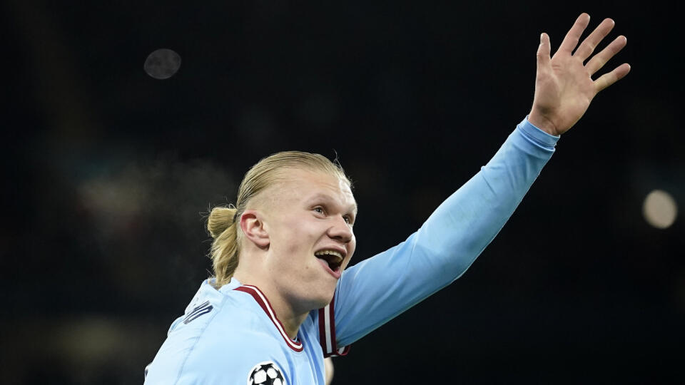 EBE 5 Manchester - Na snímke nórsky útočník City Erling Haaland oslavuje svoj piaty gól v odvete osemfinále Ligy majstrov vo futbale Manchester City - RB Lipsko (7:0) v utorok 14. marca 2023. FOTO TASR/AP
Manchester City's Erling Haaland shows five with his hand after he scored his 5th goal, the 6-0, during the Champions League round of 16 second leg soccer match between Manchester City and RB Leipzig at the Etihad stadium in Manchester, England, Tuesday, March 14, 2023. (AP Photo/Dave Thompson