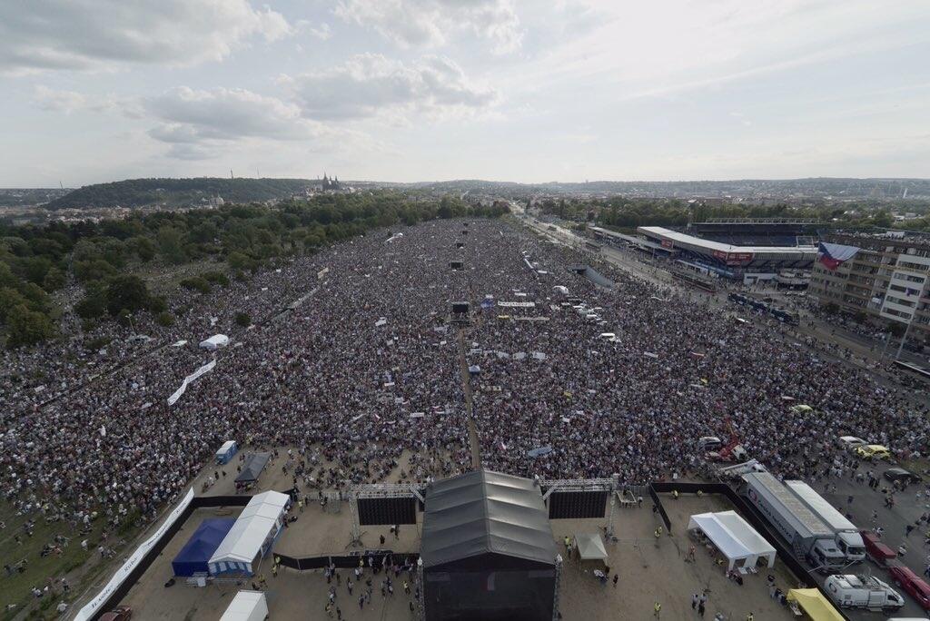 Na proteste proti premiérovi Českej republiky Andrejovi Babišovi zúčastnilo viac ako 250 tisíc ľudí!