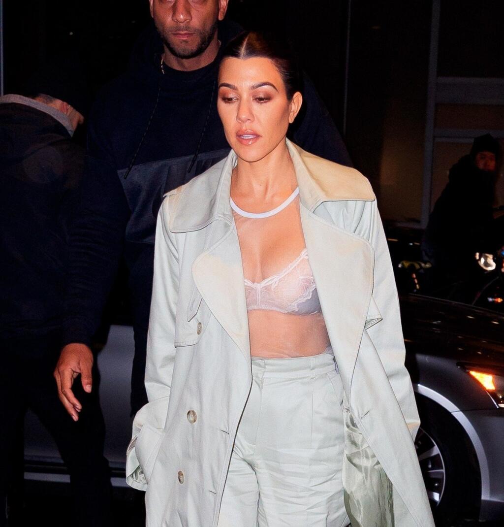 Kourtney Kardashian ukázala pri odchode z večere v New Yorku bradavku, Mala totiž na sebe len priehľadnú podrsenku