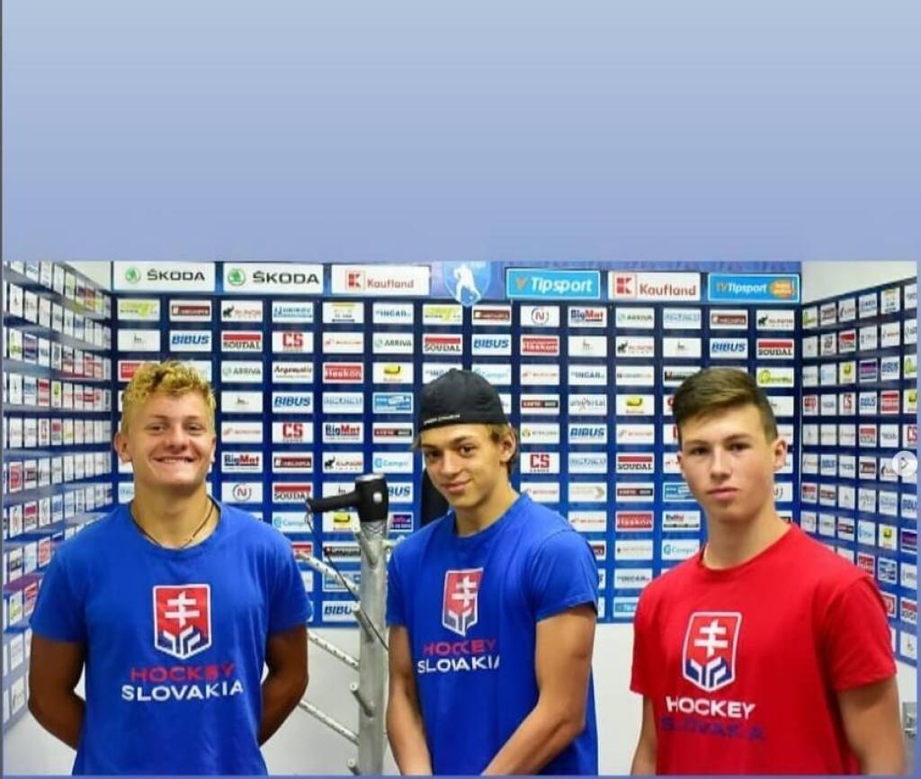 Adam Sýkora (vľavo) v drese mládežníckej reprezentácie SR.