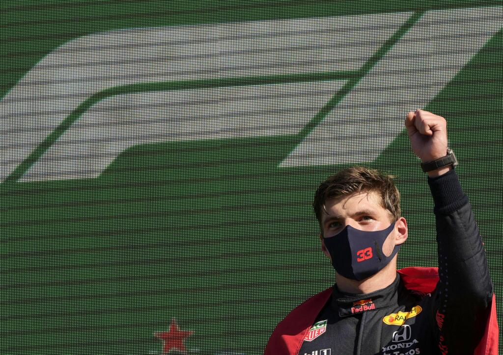 JB 63 Zandvoort - Holandský jazdec F1 na monoposte Red Bull Max Verstappen oslavuje na pódiu po jeho víťazstve pretekov nedeľňajšej Veľkej ceny Holandska formuly 1 na okruhu v Zandvoorte 5. septembra 2021. FOTO TASR/AP
Red Bull driver Max Verstappen of the Netherlands celebrates on the podium after winning the Formula One Dutch Grand Prix, at the Zandvoort racetrack, Netherlands, Sunday, Sept. 5, 2021. (AP Photo/Francisco Seco)