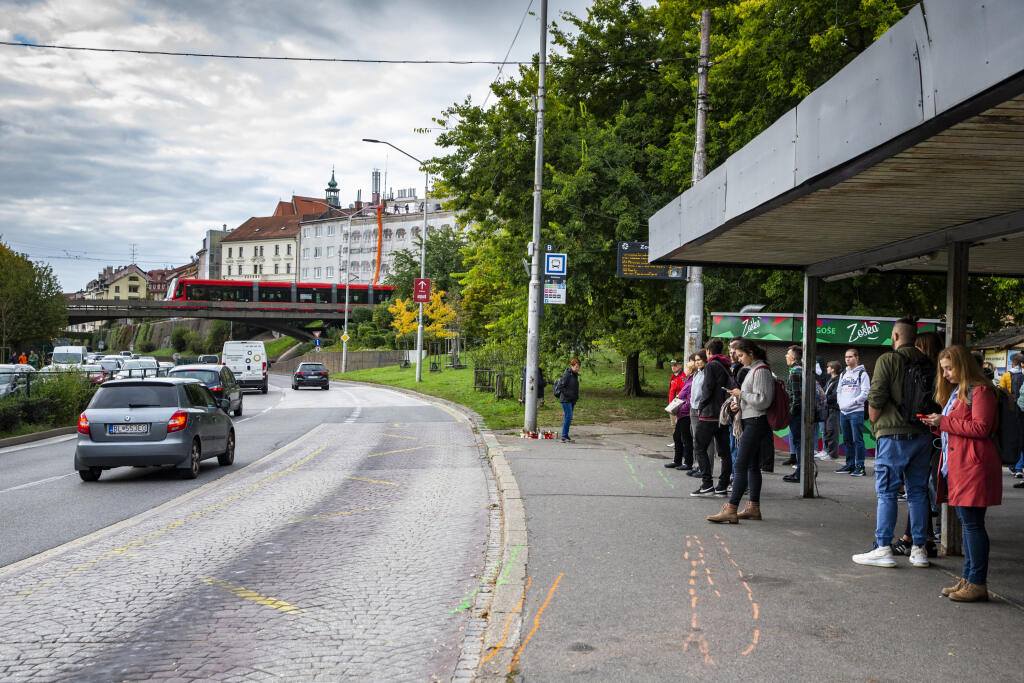 Na snímke je miesto nehody na bratislavskej autobusovej zastávke Zochova, na ktorej došlo v noci 2.10.2022 k tragickej dopravnej nehode.