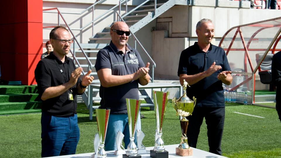 Vladimír Poór (v strede) mal opäť raz radosť z futbalu. Jeho zamestnanci si to rozdali o pohár Generálneho riaditeľa jeho firmy ŽOS Trnava