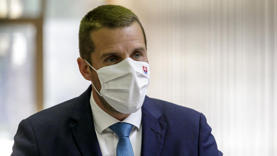 Na snímke štátny tajomník ministerstva zahraničných vecí a európskych záležitostí (MZVEZ) SR Martin Klus (SaS) odpovedá na otázky novinárov pred zasadnutím Ústredného krízového štábu SR v Bratislave v pondelok 14. septembra 2020. FOTO TASR - Dano Veselský