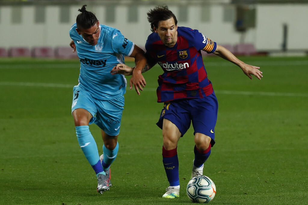 WA 3 Barcelona - Futbalista Barcelony Lionel Messi (vpravo) a hráč Leganes Jonathan Silva bojujú o loptu v zápase 29. kola španielskej La Ligy FC Barcelona - CD Leganés v Barcelone 16. júna 2020. FOTO TASR/AP
FC Barcelona's Lionel Messi, right, vies for the ball with Leganes' Jonathan Silva during the Spanish La Liga soccer match between FC Barcelona and Leganes at the Camp Nou stadium in Barcelona, Spain, Tuesday, June 16, 2020. (AP Photo/Joan Montfort)