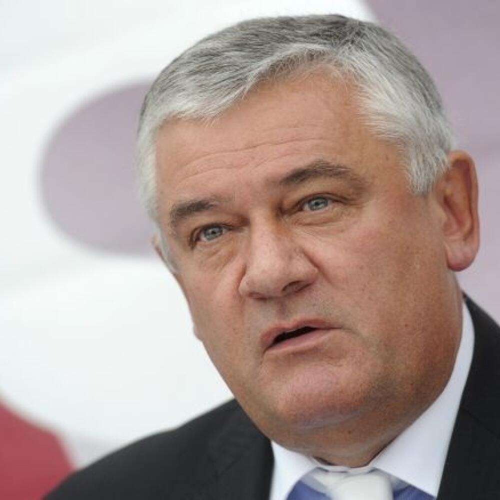 V Trenèíne 5. októbra 2011 rokovalo Predsedníctvo Slovenskej národnej strany (SNS). Venovalo sa aktuálnym vnútropolitickým a zahraniènopolitickým otázkam. Na snímke predseda SNS Ján Slota na tlaèovej konferencii po rokovaní. FOTO TASR - Radovan Stoklasa
