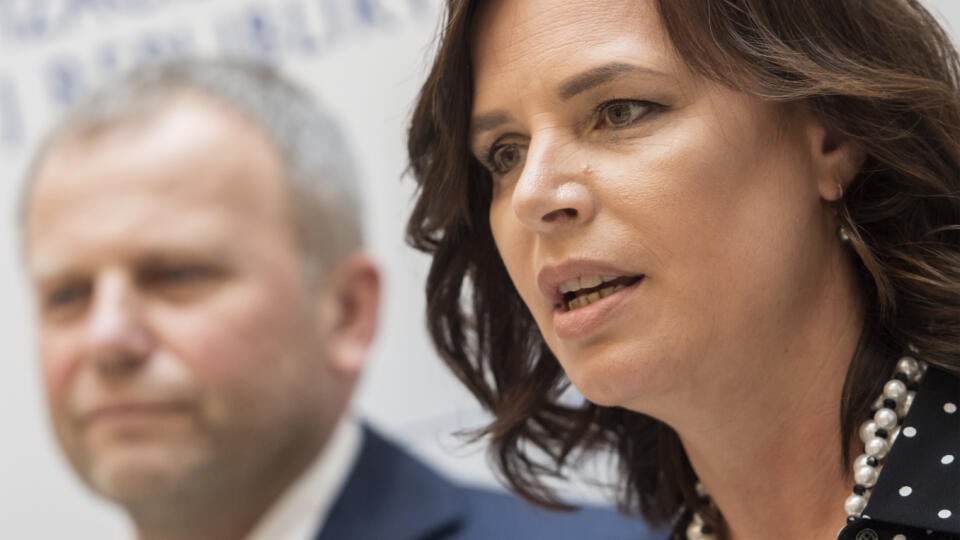 Na snímke sprava podpredsedníčka vlády a ministerka investícií, regionálneho rozvoja a informatizácie (MIRRI) SR Veronika Remišová (Za Ľudí) a štátny tajomník MIRRI SR Vladimír Ledecký (Za Ľudí) počas brífingu s novinármi po prerušení 32. schôdze vlády SR 12. augusta 2020 v Bratislave. FOTO TASR - Martin Baumann