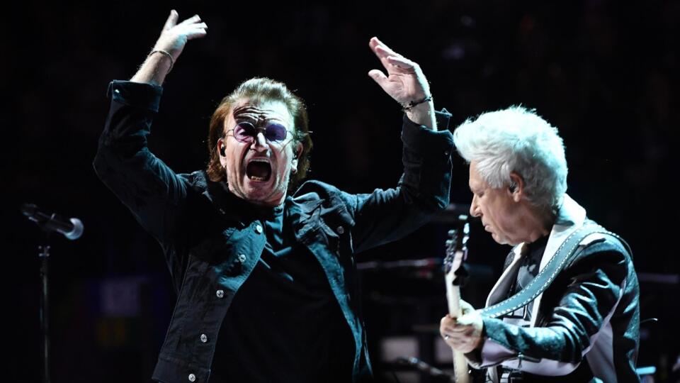 Bono (vľavo) a Adam Clayton z írskej rockovej skupiny U2