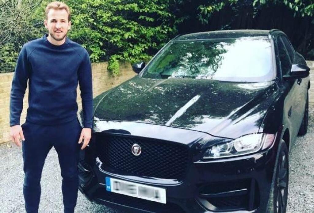 Anglický kanonier Harry Kane má vo svojej zbierke taktiež viacero štvorkolesových tátošov ako napríklad Range Rover Autobiography či Jaguar F-Pace, no najradšej sa vozí na svojom Bentley Continental GT Supersports.