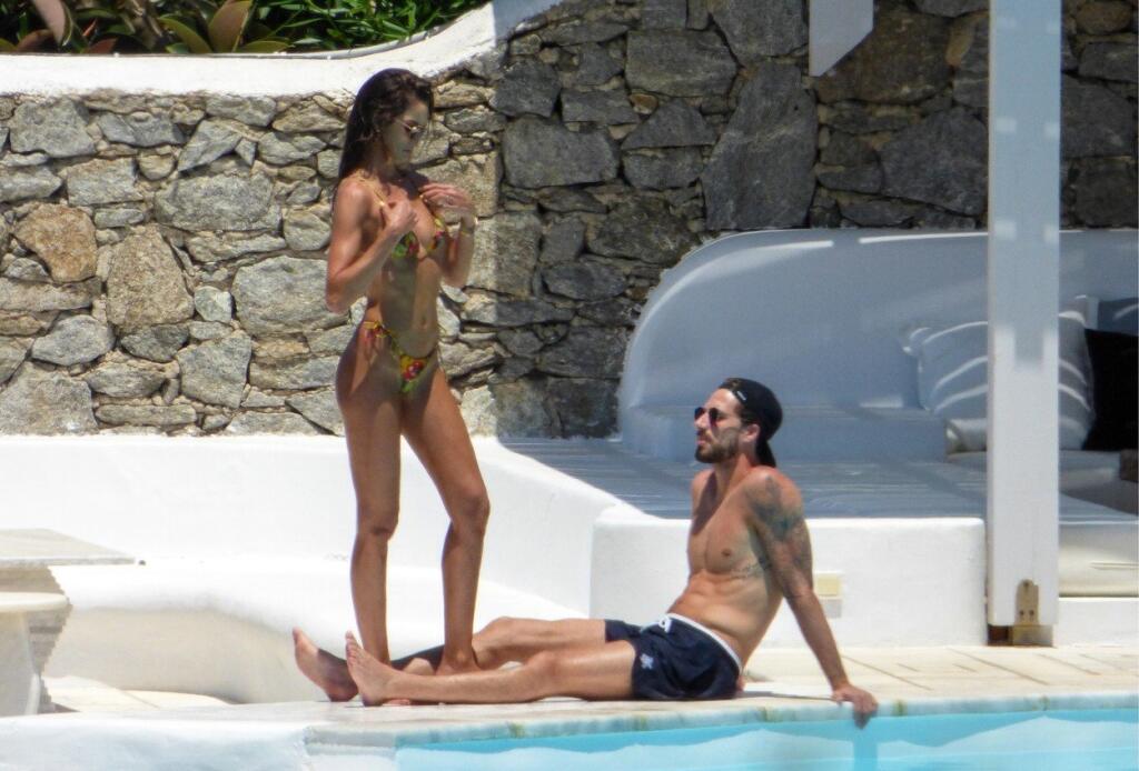 Zadoček Izabel Goulart patrí medzi najkrajšie na svete. Takto ním dráždi na Mykonose.
