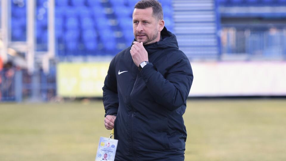 Na snímke tréner Gergely Geri počas zápasu 2. kola futbalovej Fortuna ligy skupiny o udržanie sa medzi FK Senica - ŠKF Sereď v sobotu 20. marca 2021 v Senici. FOTO TASR - Lukáš Grinaj