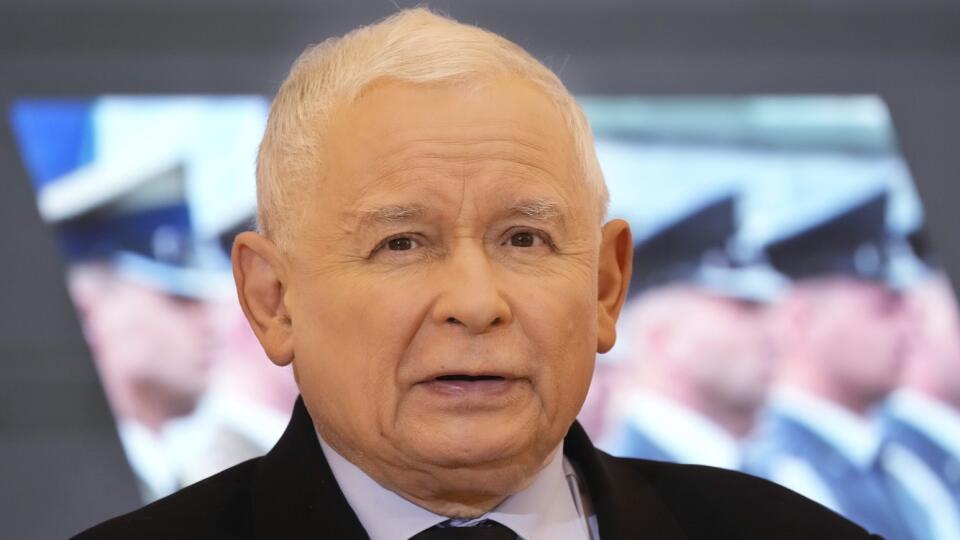 PK 31 archív Varšava - Na archívnej snímke z 22. februára 2022 šéf poľskej vládnucej strany Právo a spravodlivosť (PiS) Jaroslaw Kaczyňski odpovedá na otázky novinárov počas tlačovej konferencie s poľským ministrom obrany Mariuszom Blaszczakom vo Varšave. Kaczyňski vo štvrtok 3. marca 2022 oznámil, že Varšava v reakcii na udalosti na Ukrajine zvýši výdavky na obranu na tri percentá HDP. FOTO TASR/AP
Poland's deputy prime minister and head of the ruling party, Jaroslaw Kaczynski speaks during a