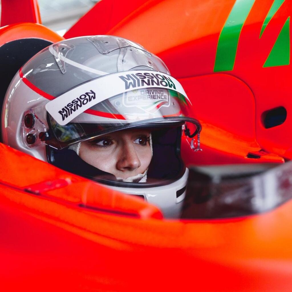 Leclercova priateľka Charlotte si deň v kokpite formuly 1 užila naplno.