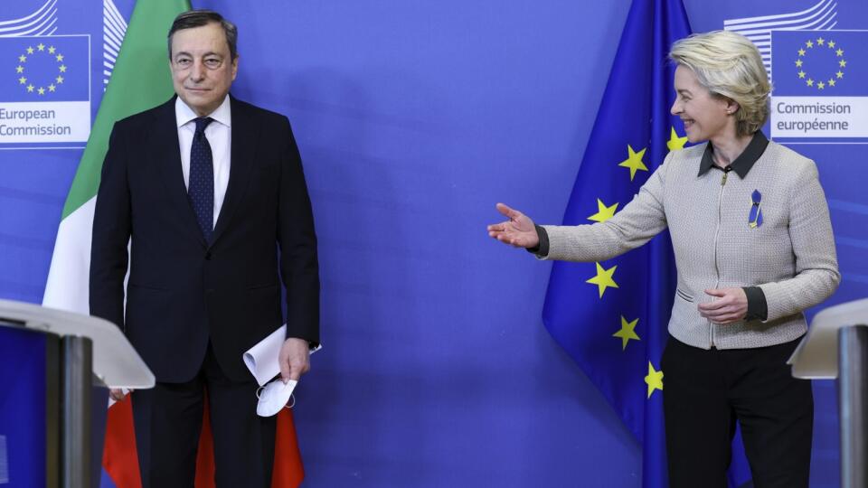 WA 34 Brusel - Predsedníčka Európskej komisie (EK) Ursula von der Leyenová a taliansky premiér Mario Draghi pózujú pred rokovaním v Bruseli v pondelok 7. marca 2022. FOTO TASR/AP
President of the European Commission Ursula von der Leyen, right, greets Italy's Prime Minister Mario Draghi prior to a meeting at EU headquarters in Brussels, Monday, March 7, 2022. (Kenzo Tribouillard, Pool Photo via AP)